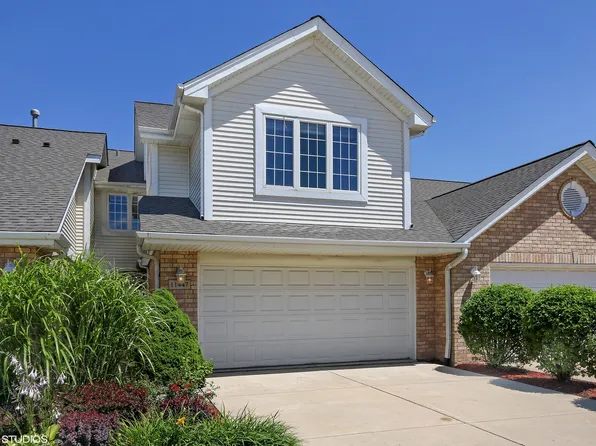 11447 S Foxwoods Dr, Oak Lawn, IL 60453