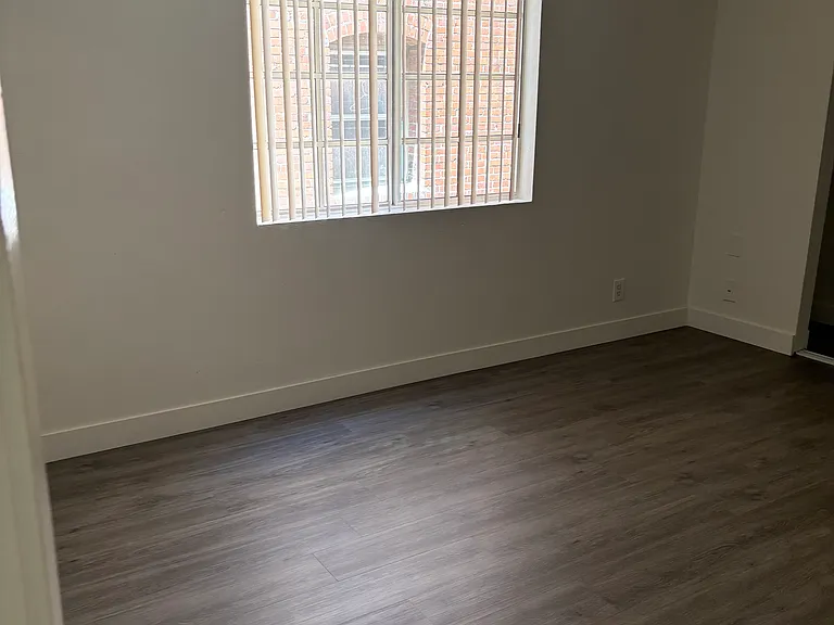 733 S Mariposa Ave — Photo 4