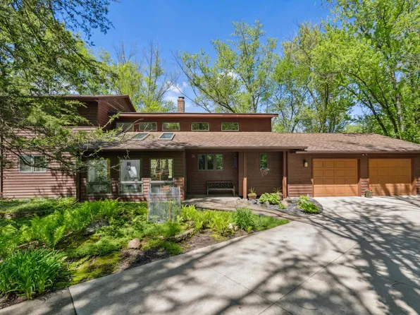 3917 Beaver Ridge Cir, Cedar Falls, IA 50613