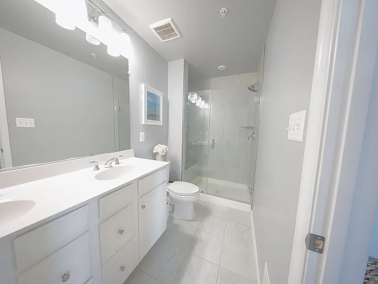 THIRD FLOOR PRIMARY BATHROOM (5/9)