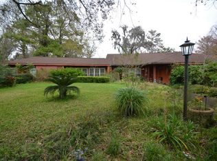 32 Lake Rd, Lake Jackson, TX 77566