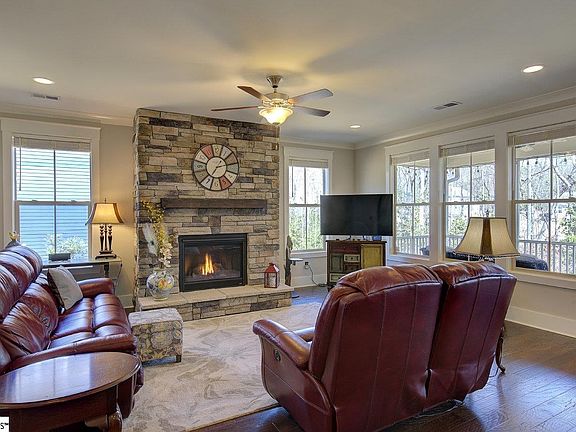 4th image of 704 Carilion Ln
