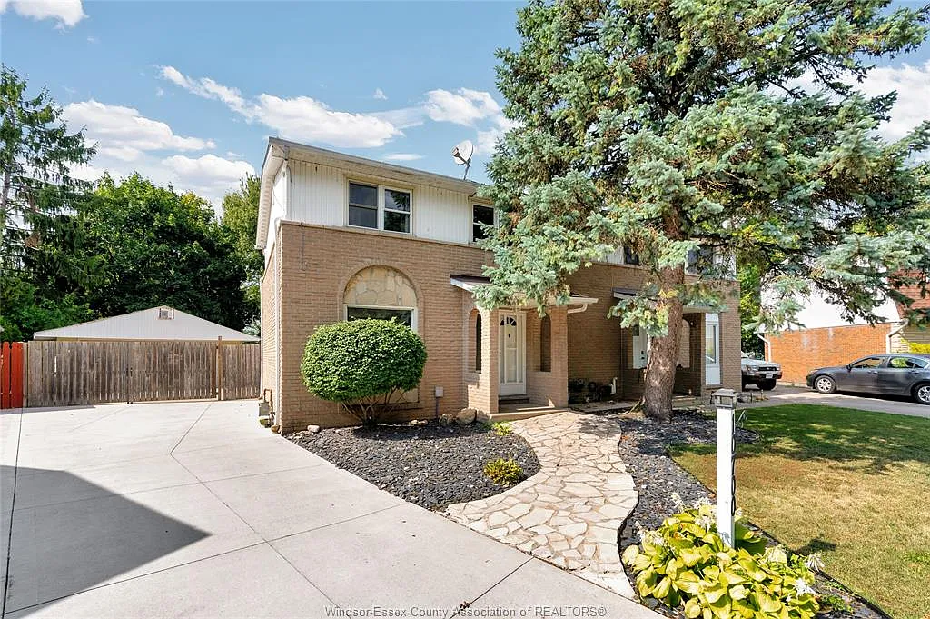 4 bed, $2,500 — Photo 1