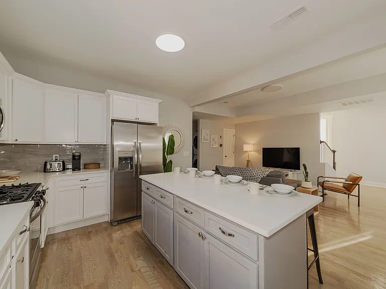 584 Orange Street — Photo 15