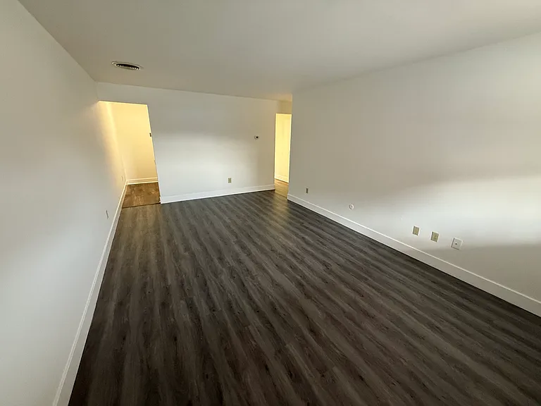 Malaga Villa Apartments — Photo 8