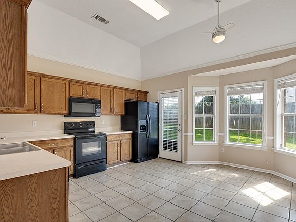 4th image of 628 Ashley Glen Cir E