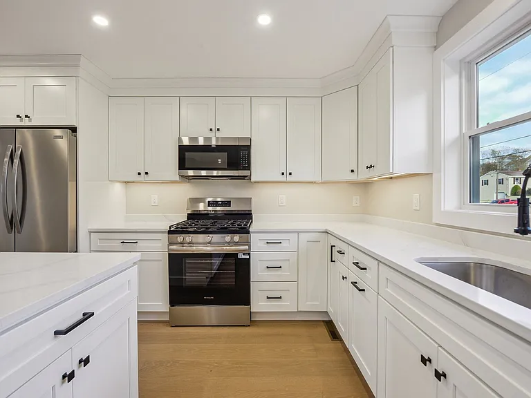 110 Stowe St — Photo 5
