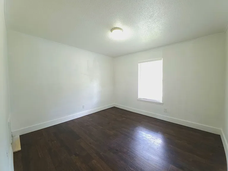501 E Reagan St — Photo 12