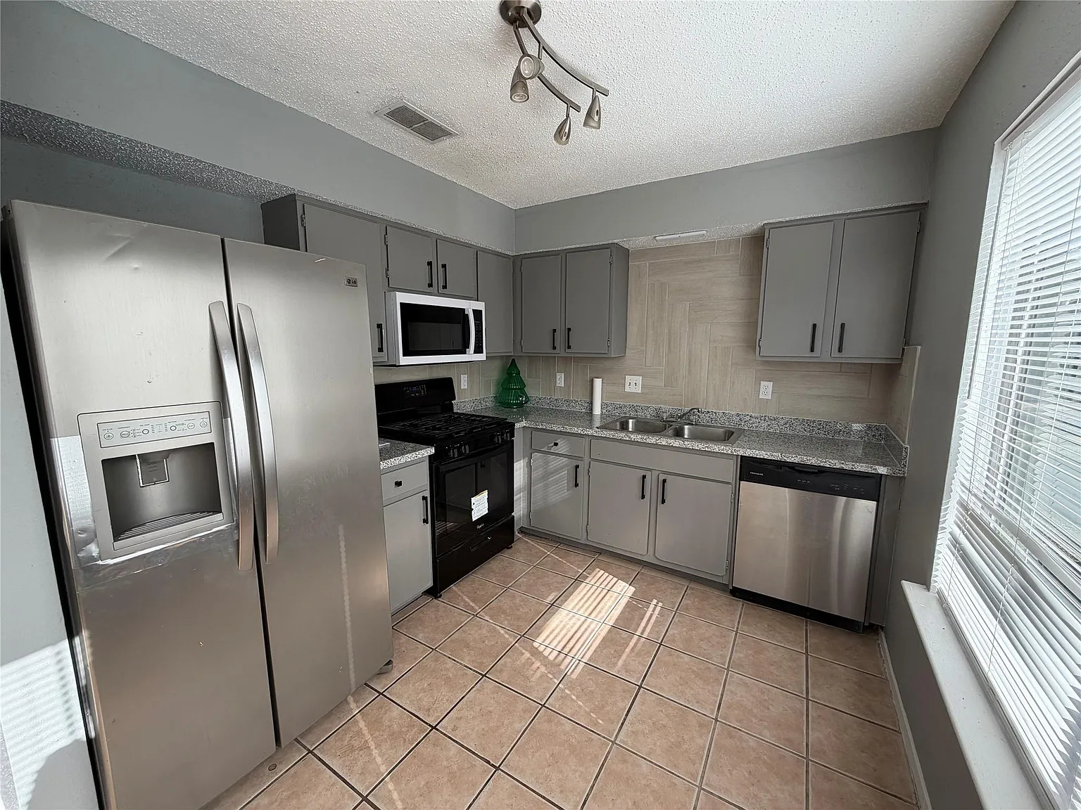2 bed, 1.0 bath, 968 sqft, $1,600 — Photo 3