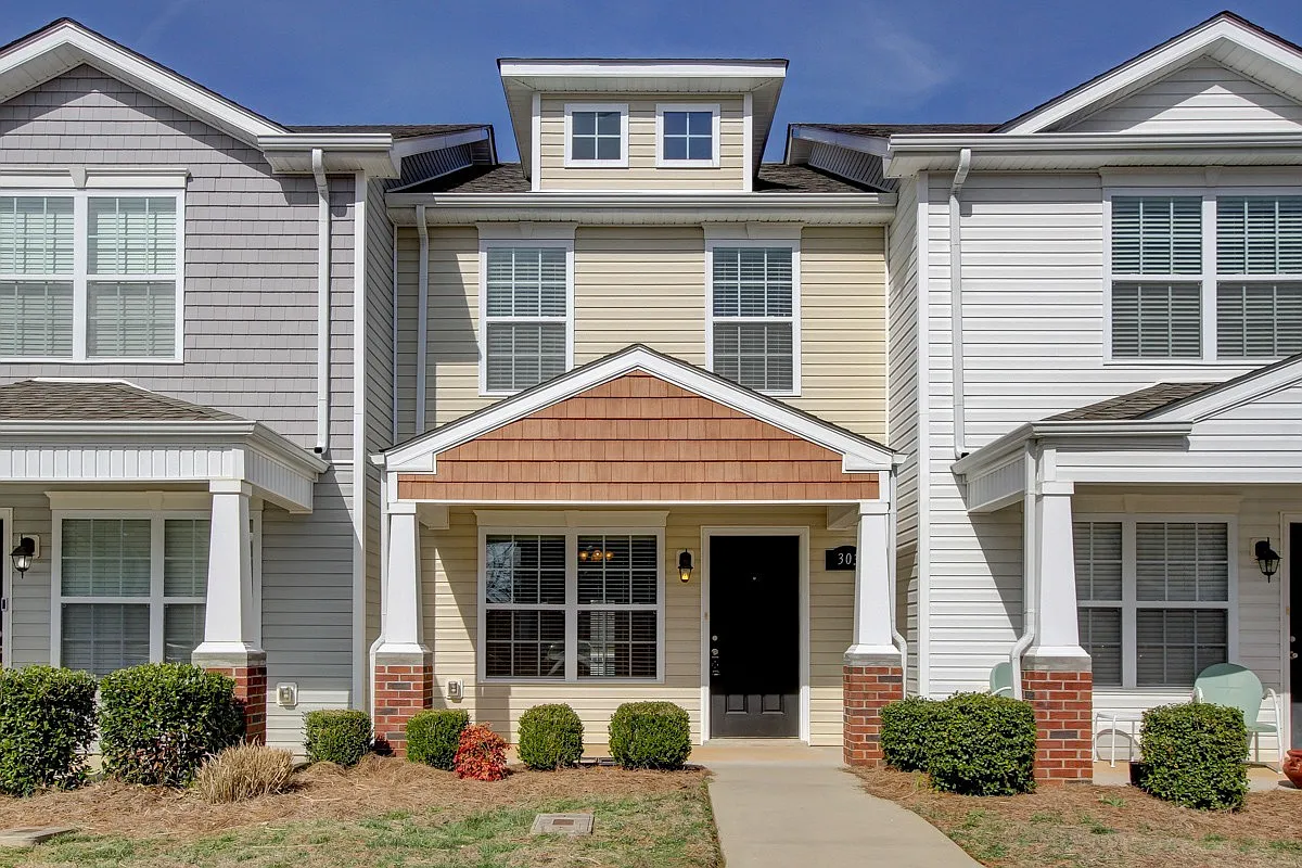 Charming Condominium With Breakfast Bar Close To Tennova, Shopping and I-24 — Photo 1