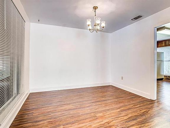 Separate dining room / flex space