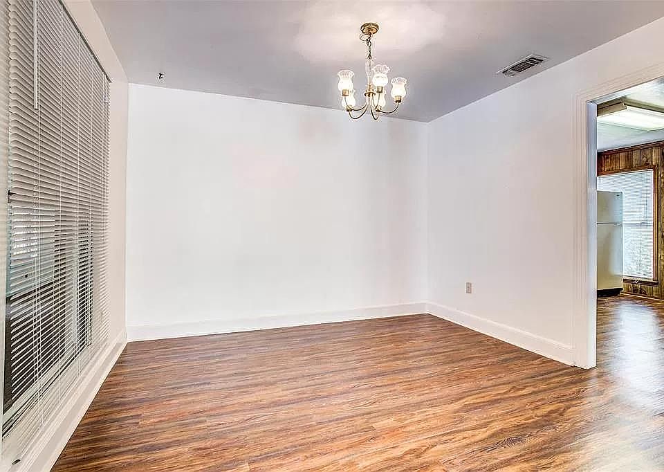 Separate dining room / flex space