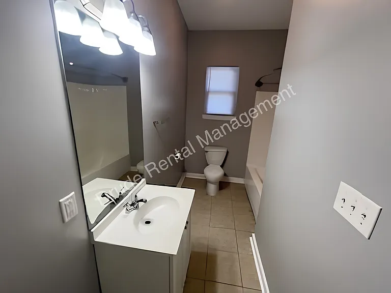 809 E Thomas St — Photo 7