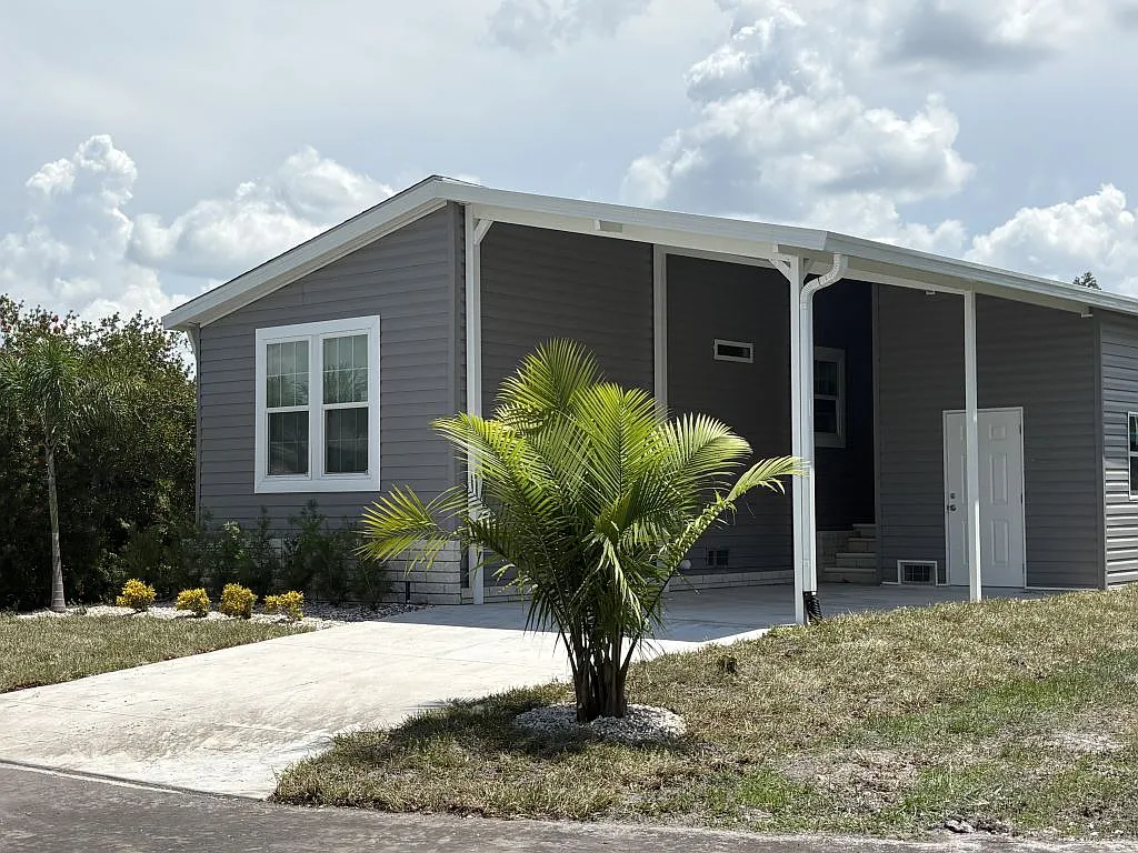 3 bed, 2.0 bath, 964 sqft, $1,599 — Photo 3