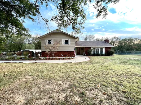 9902 E Clover Creek Dr, Claremore, OK 74017