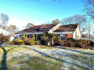 9 Hillsdale Ln, Coram, NY 11727