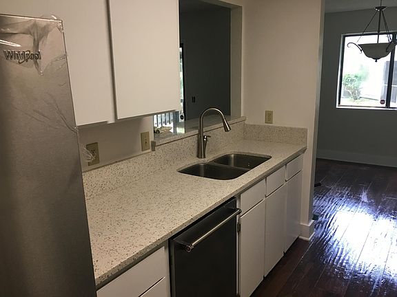 3rd image of 1207 Village Creek Ln APT 1