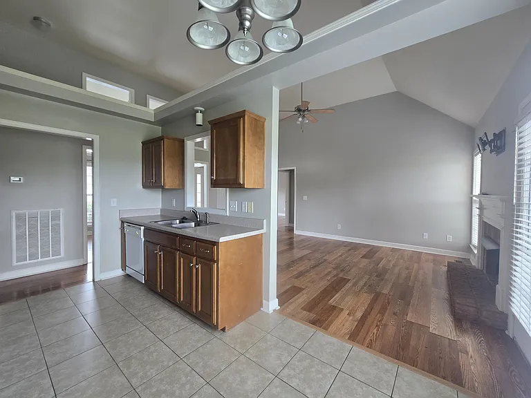 2229 Dewey Dr — Photo 7
