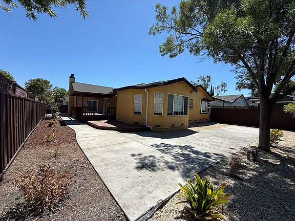 3rd image of 723 Carlotta Ct
