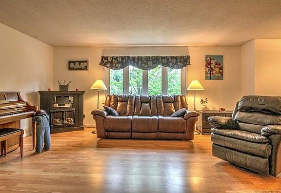 Pretty bay window fills the living area with natural light!