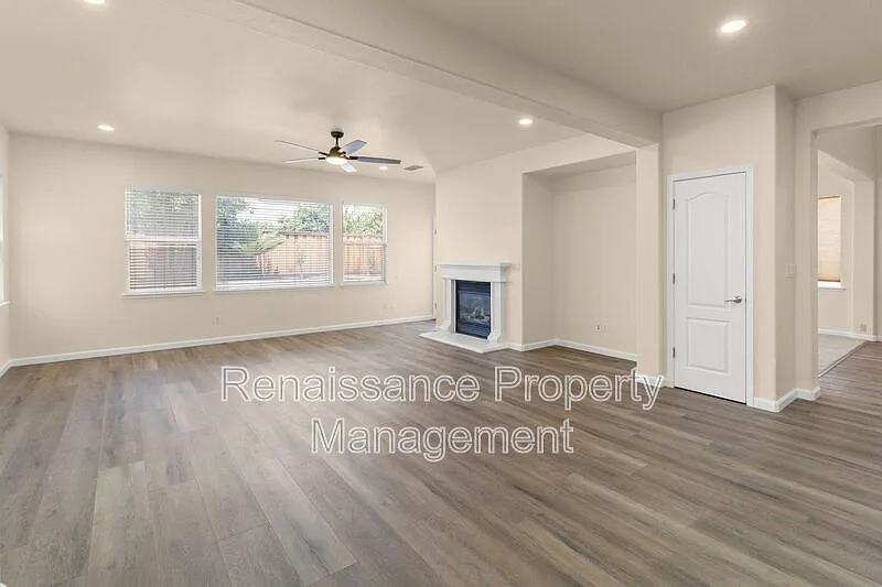 5 bed, 3.0 bath, 2943 sqft, $3,395 — Photo 3