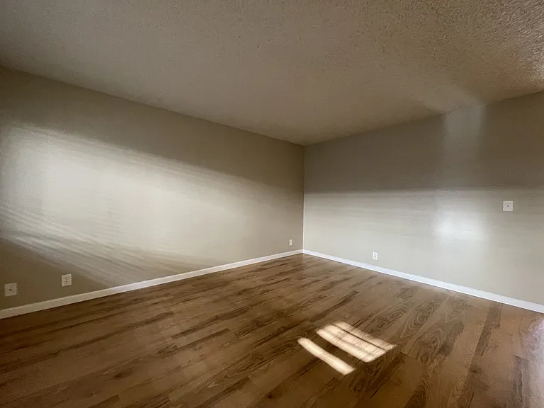 623 W 6th Ave #5 — Photo 2