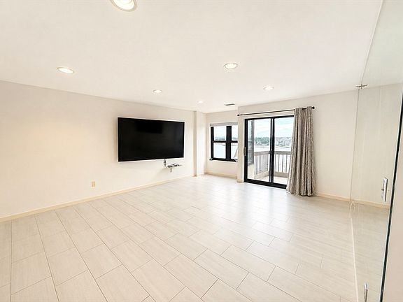 5th image of 1 Seal Harbor Rd APT 815