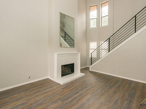4th image of 5821 Hollytree Dr