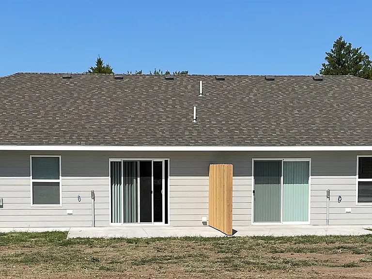 122 S Russell Ave — Photo 2