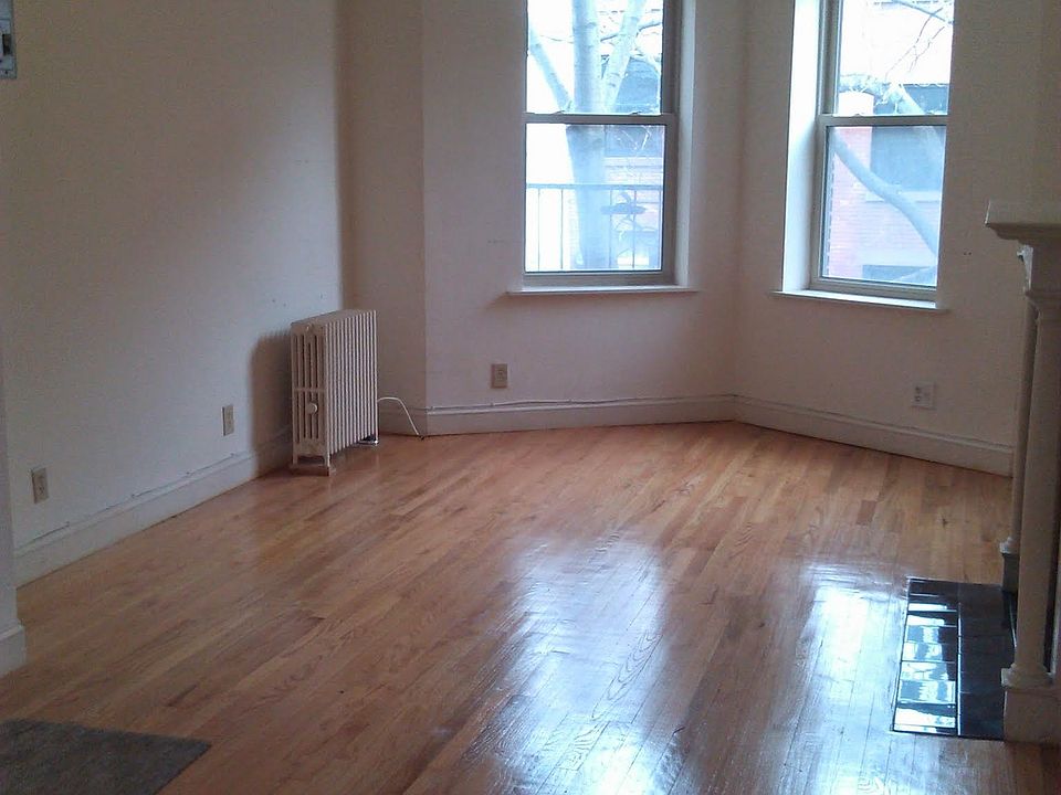1st image of 8 Garden Pl APT 6