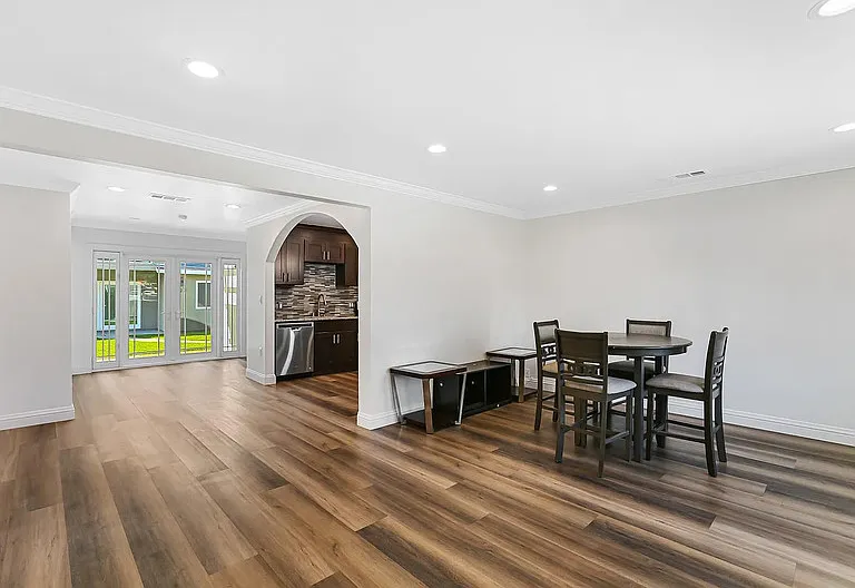 420 N Batavia St — Photo 14