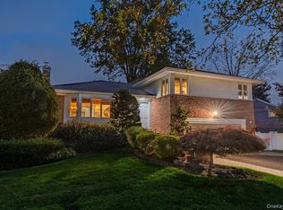 7 Judith St, Plainview, NY 11803