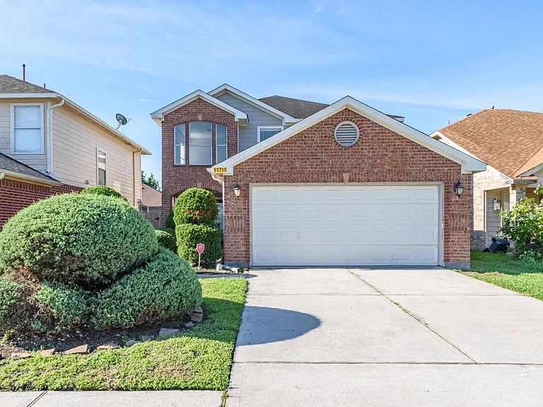 11710 Fossil Rock Ln — Photo 4