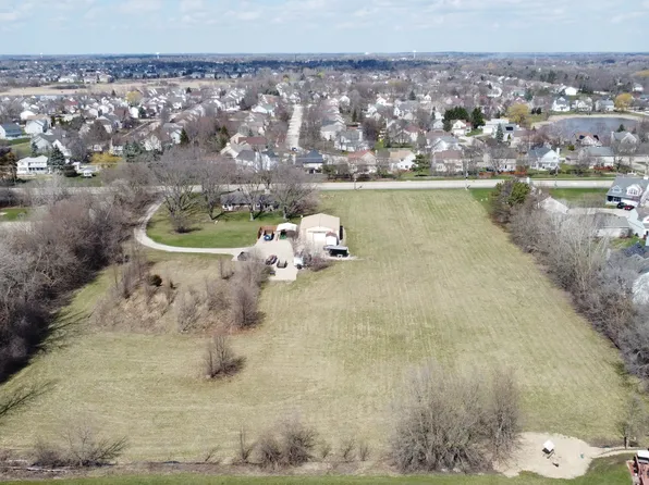9103 Miller Rd, Lake In The Hills, IL 60156