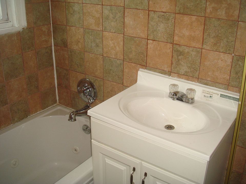 2nd image of 6614 N Damen Ave