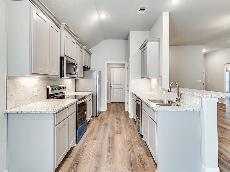 2806 Clover Dr — Photo 10
