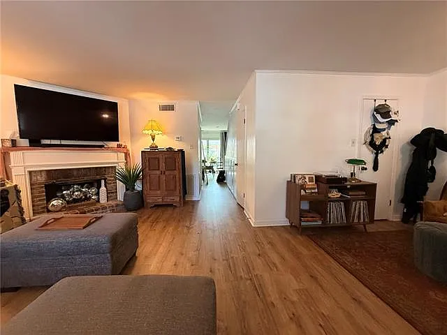 2 bed, 1.5 bath, 1817 sqft, $2,200 — Photo 2