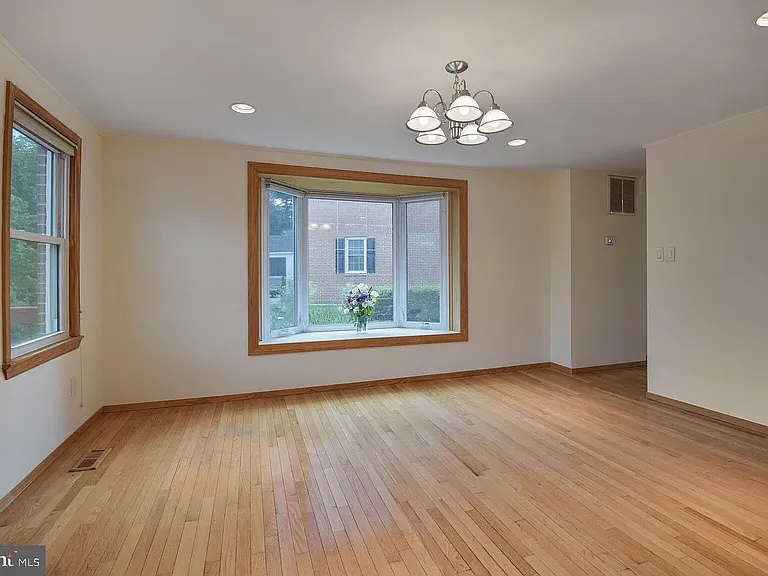 9321 Bentridge Ave — Photo 15