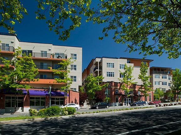 Just 6 blocks to the waterfront marina park