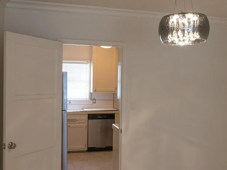 438 S Palm Dr #D — Photo 6