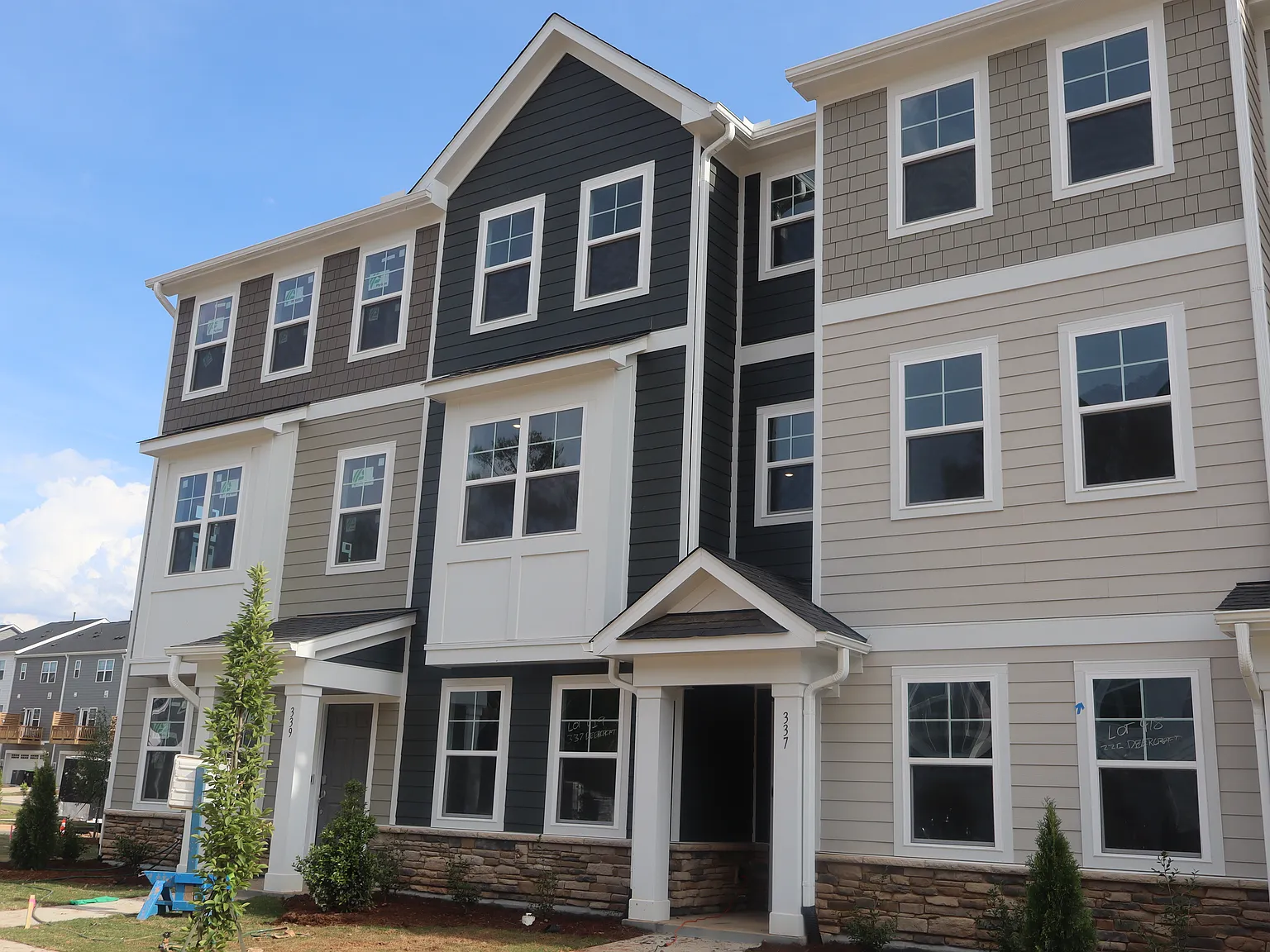 3 bed, 3.5 bath, 1800 sqft, $2,100 — Photo 2