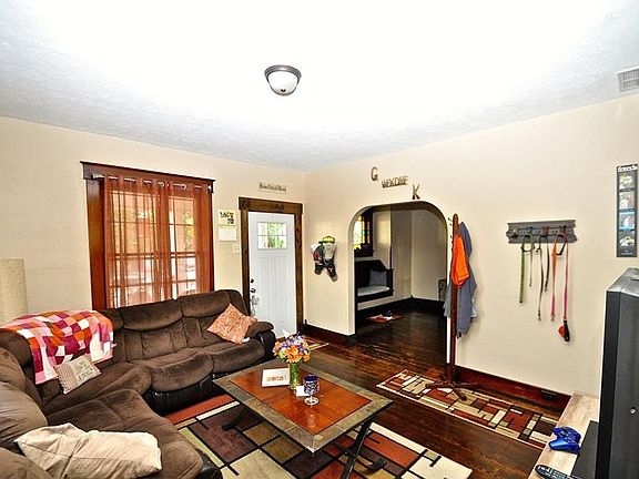 4th image of 213 Clay St