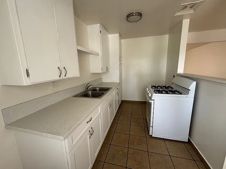 501 E Hurst St — Photo 4