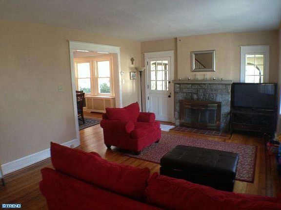 3rd image of 2426 Linden Dr