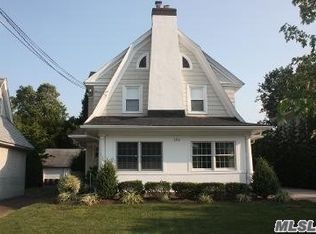 205 Pomander Rd, Mineola, NY 11501