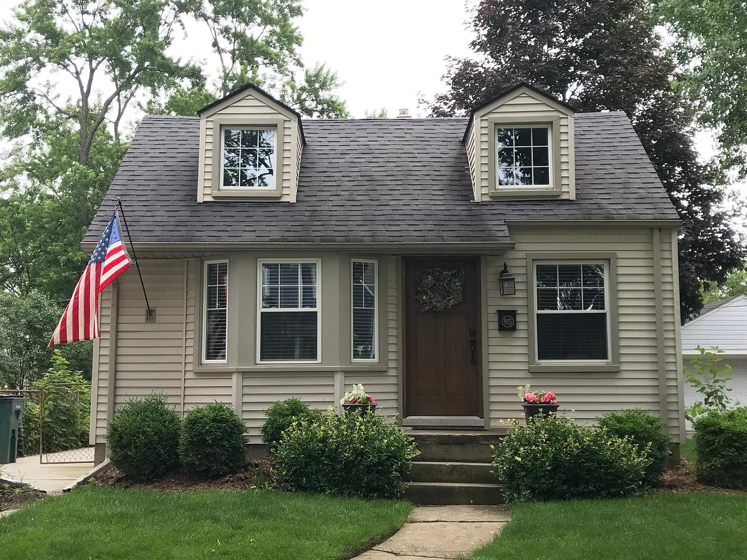 915 McLean Ave — Photo 1