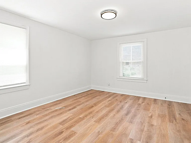 1112 Peters Ave — Photo 10