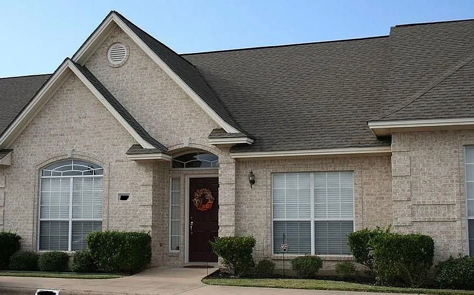 1st image of 207 Navarro Dr