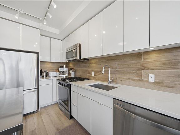 4th image of 200 Nelsons Cres #802