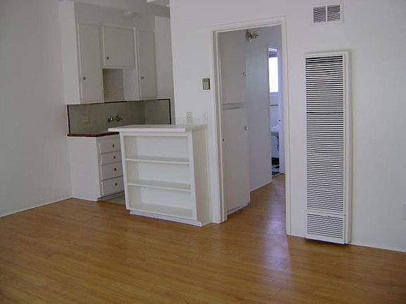 5th image of 1909 N Beachwood Dr